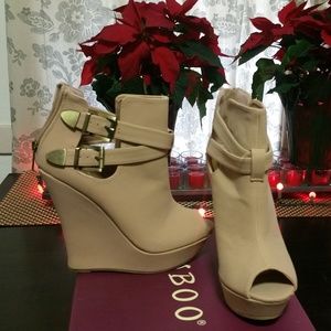 Side Cut-Out Wedges